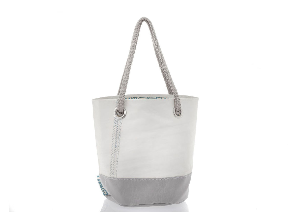Sports Bag &quot;Diego&quot; in Recycled Sail Diego Ivahona